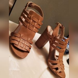 Size 5.5 * 5 1/2* Strappy Block Heels w/ Buckles * REPORT * Tan